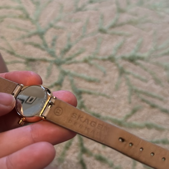 Skagen Denmark taupe tan and gold leather band wristwatch 12 - Picture 4 of 5